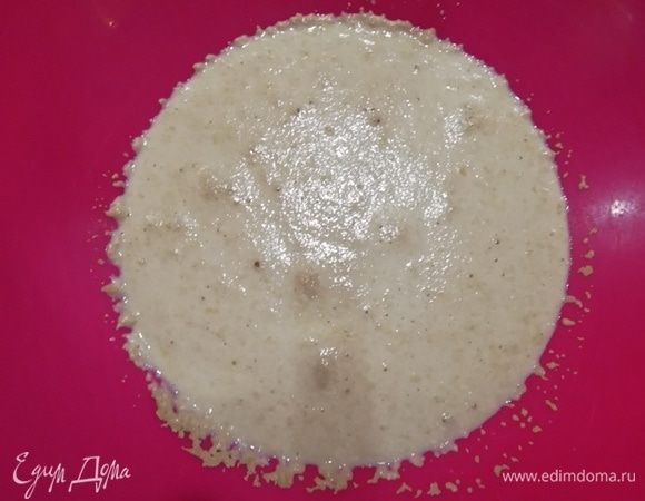 Дрожжи разводим в теплом молоке с чайной ложкой сахара.