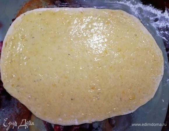 Раскатываем каждую заготовку и смазываем всю поверхность мягким сливочным маслом.