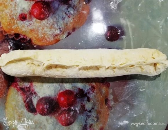 Сворачиваем не тугой рулет и хорошо защипываем шов.