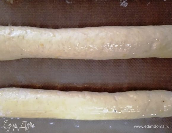 Подкатываем заготовки. Выкладываем на противень, смазываем желтком.