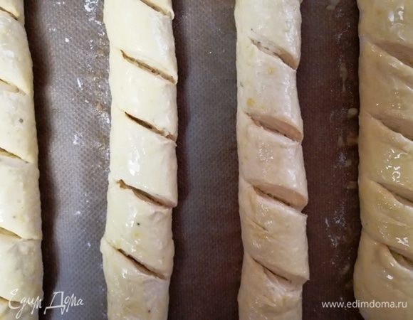 Делаем надрезы на багетах и оставляем их на 15–20 минут в теплом месте.