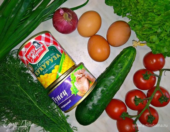 Все овощи и зелень тщательно промыть под проточной водой и обсушить. Яйца отварить вкрутую.