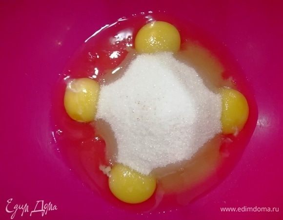 Разбиваем 4 яйца, добавляем к ним 200 г сахара, ванилин, соль и взбиваем миксером около 10 минут.