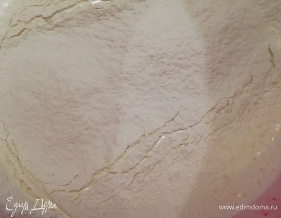 Добавляем просеянную муку и шоколадное драже в глазури (оно утонуло, и его не видно, это М&M) и перемешиваем силиконовой лопаткой. Мешаем недолго уверенными движениями снизу-вверх.