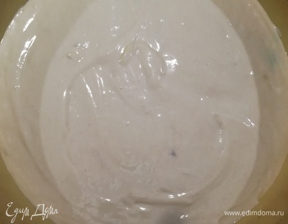 Перекладываем тесто в форму для выпечки. Выпекаем бисквит при 180°С порядка 40 минут.