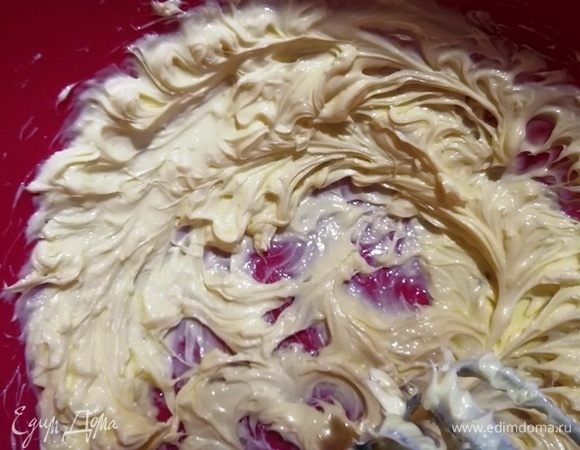 Готовим крем. Сливочное масло немного взбиваем миксером.