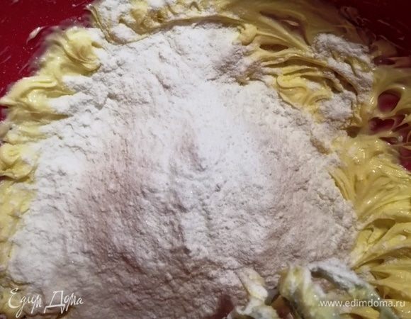 Добавляем сахарную пудру и еще немного взбиваем.