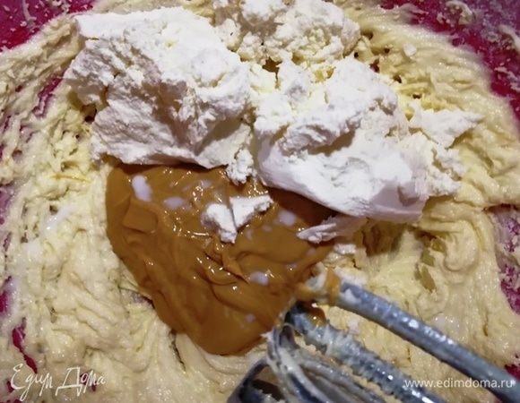 Добавляем арахисовую пасту, рикотту, ванилин и смешиваем миксером до однородности.