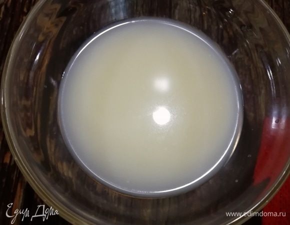 Для пропитки смешиваем сгущенное молоко и воду.