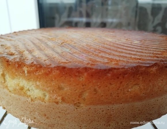 Бисквит готов. Полностью остужаем его.