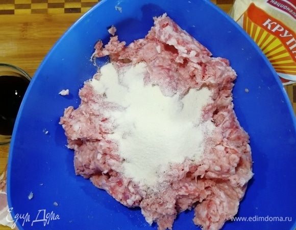 В фарш добавим манную крупу ТМ «Националь». Перемешаем.