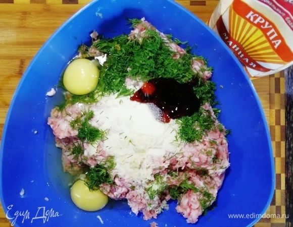 Добавим яйца, укроп, 1 ст. л. устричного соуса, чеснок, соль и перец.