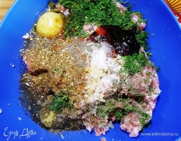 Добавим специи по вкусу. У меня молотый имбирь, сушеный чеснок, паприка копченая и кардамон молотый. Еще раз перемешаем.