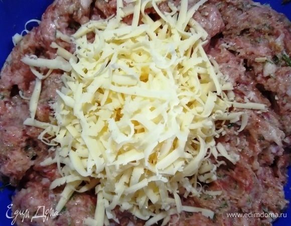 Добавим натертый сыр.