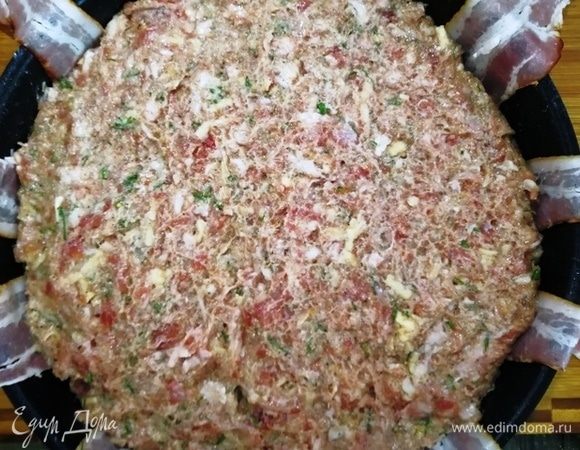Перемешаем. Форму для запекания выложим полосками бекона. Сверху уложим будущий мясной хлеб.