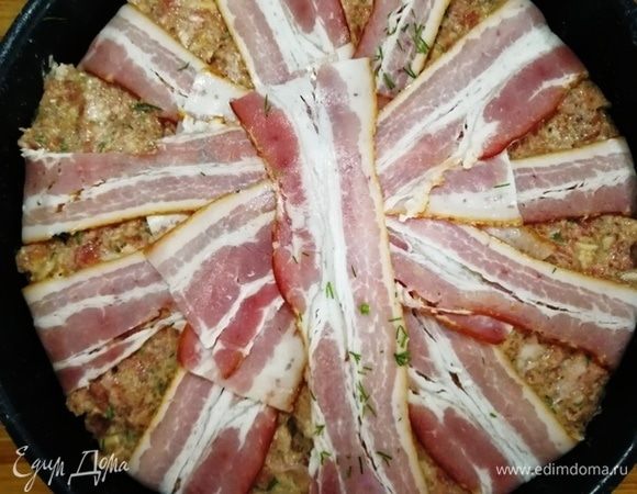 Накроем хлеб полосками бекона.