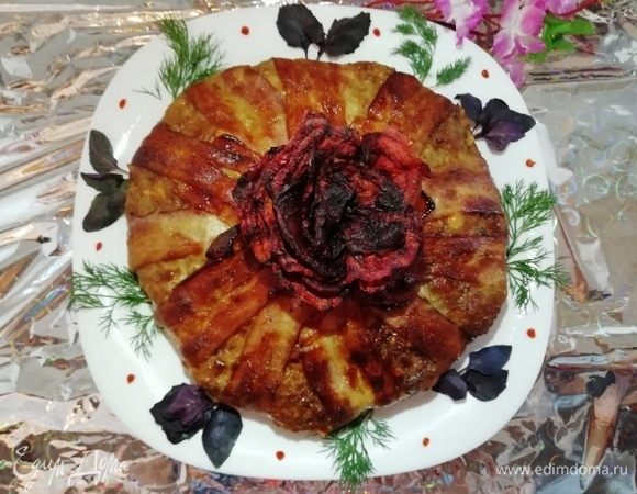 Украшаем его зеленью и розой из вяленой свеклы. Подаем к столу целиком.