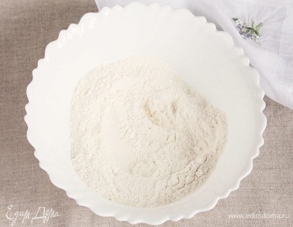 Для начала приготовим песочное тесто. Предварительно просеять 240 г пшеничной муки, добавить <span>¼</span> ч. л. соды и 1 ст. л. сахарного песка, перемешать.