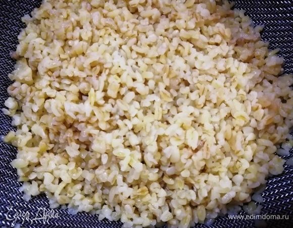 Заливаем его водой в пропорции, как указано на упаковке, и варим на слабом огне 15 минут.