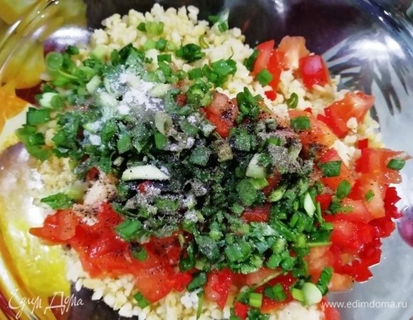 Нарезаем помидор, чили, петрушку, зеленый лук, натираем укроп. Добавляем соль и перец по вкусу. Перемешиваем.