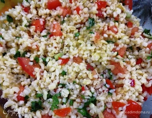 Добавляем булгур и сок половины апельсина, перемешиваем еще раз. Гарнир готов.