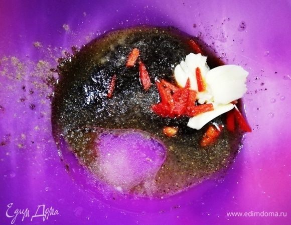 Смешиваем в миске соевый соус, чеснок, чили, перец и соль.