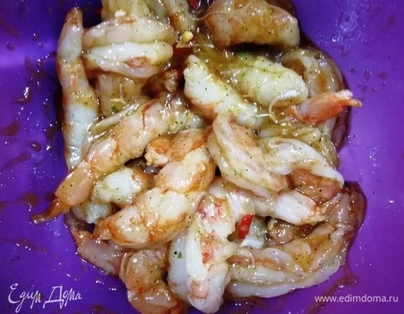 Добавляем очищенные свежемороженые креветки, перемешиваем.