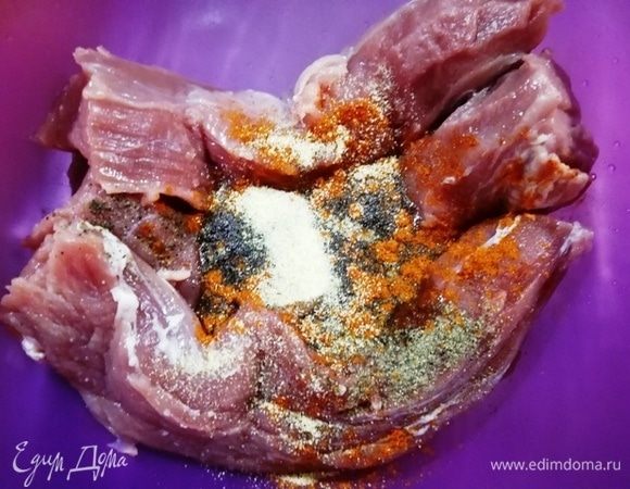 Посыпаем солью, перцем, сушеным чесноком. Перемешиваем.