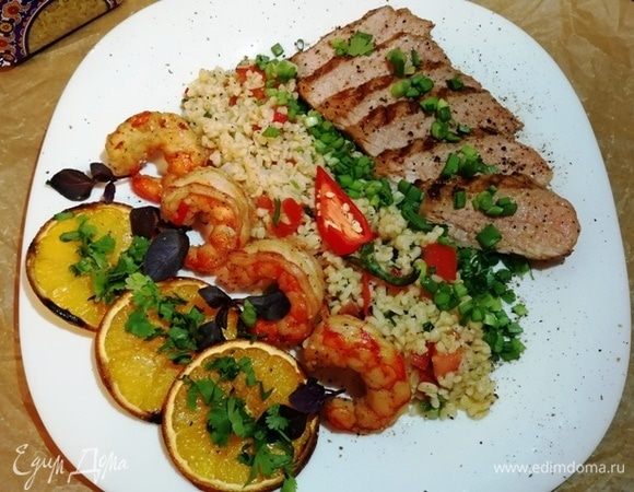 Собираем блюдо. Для подачи я использовала цукаты из апельсинов. Выкладываем креветки, булгур ТМ «Националь», нарезанный стейк.