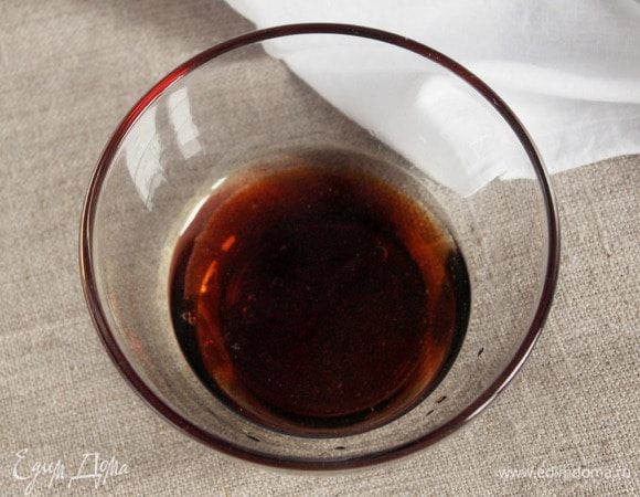 Смешать вместе 1,5 ст. л. растительного масла, 1 ст. л. винного, яблочного или любого столового 6%-го уксуса и 1,5 ст. л. соевого соуса.