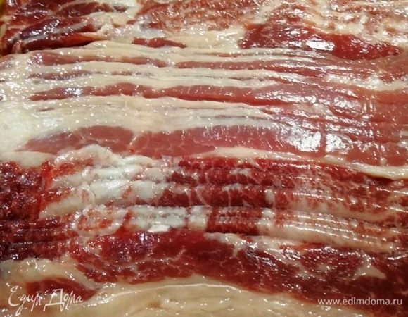 Бекон из мраморной говядины выложим один к одному.
