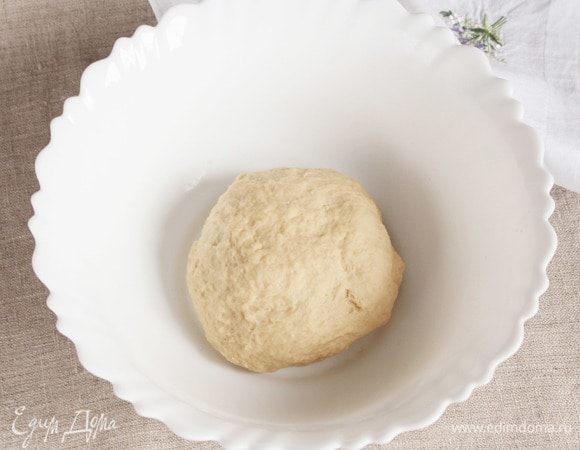 В полученную крошку добавить жидкую смесь из соуса, масла и уксуса. Замесить гладкое, нежное, эластичное тесто, не липнущее к рукам. При необходимости добавить холодной воды, количество которой индивидуально из-за свойств муки. Готовому тесту дать отдохнуть минут 20–30, завернув его в пищевую пленку или пакетик.