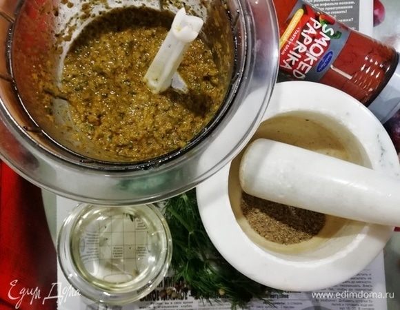 Лук измельчим со специями и растительным маслом.