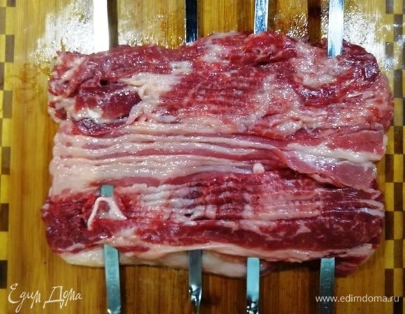 Насадим бекон на шпажки, но запекать будем на решетке! На шпажки мы насаживаем, чтобы придать мясу форму.