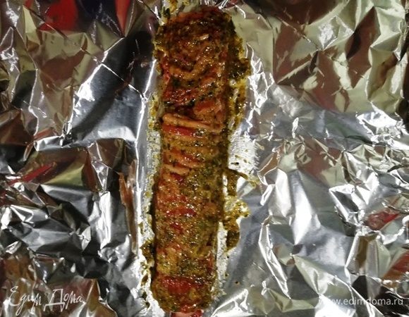 Смазываем маринадом каждый шашлык и заворачиваем в фольгу.