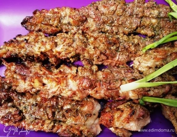 Жарим шашлык на решетке максимум 15 минут, постоянно переворачивая. Приятного аппетита и с началом шашлычного сезона всех!