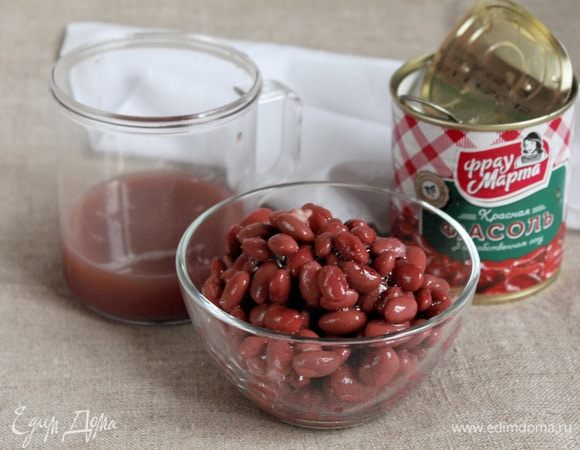 Тем временем приготовим начинку. Для этого с легкостью открыть баночку консервированной фасоли ТМ «Фрау Марта». Слить жидкость в отдельную емкость (при желании ее можно использовать в приготовлении другого блюда).