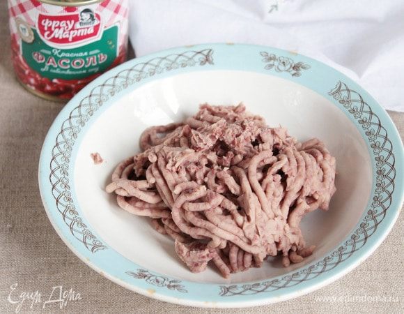 Фасоль пропустить через мясорубку или воспользоваться блендером.