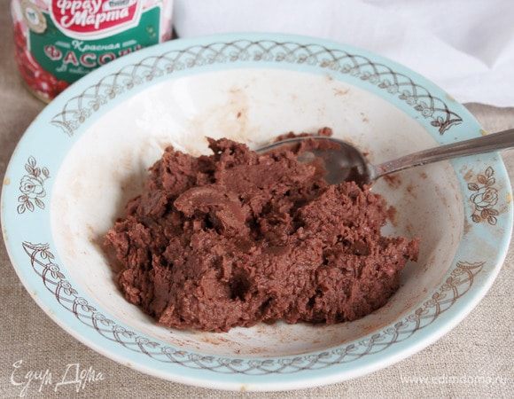 Добавить 2 ст. л. какао-порошка, 3 ст. л. сахарного песка и тщательно перемешать.