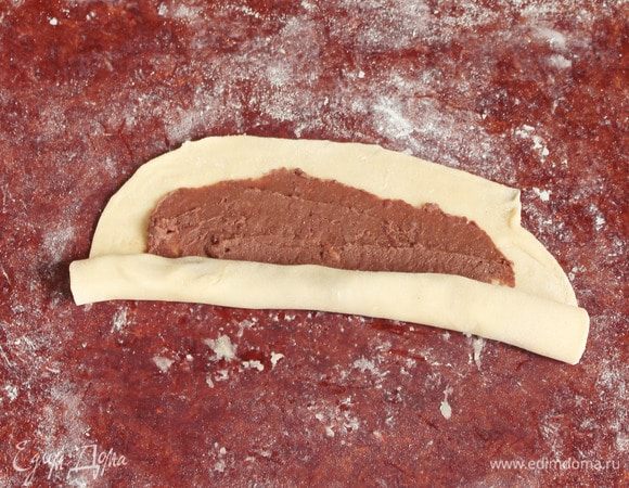 Свернуть плотно рулетиком и покатать от себя, удлиняя полученную колбаску и уплотняя ее.