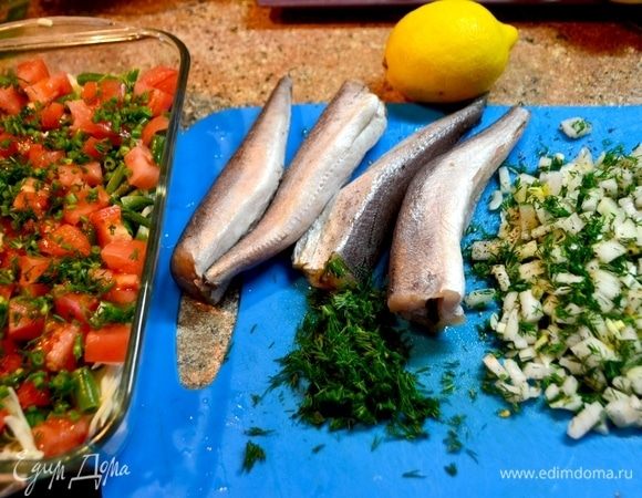 Мелко нарезанную зелень и лук.