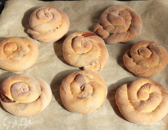 Выпекать печенье до румяного цвета в предварительно разогретой духовке до 190°C минут 20–30. Ориентируйтесь, пожалуйста, по своей духовке.