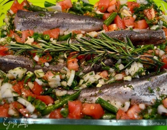 Хек посолить, поперчить и немного утопить в овощную подушку, сверху посолить, полить подсолнечным маслом и соком лимона. Накрыть форму фольгой и отправить в духовку при 180°C на 25–30 минут.