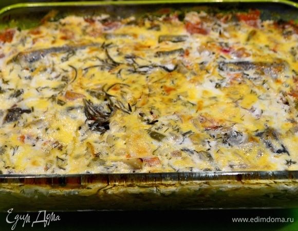 Далее снять фольгу, залить верх соусом из сметаны и яйца. Отправляем в духовку подрумяниться.