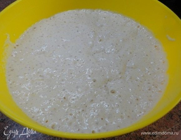 Вот такой была опара на утро. Перед замесом теста выдержать ее 2 часа при комнатной температуре.