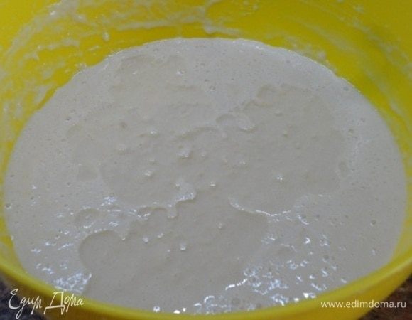 В теплой воде растворить соль и сахар, влить ее в опару, тщательно перемешать. Влить растительное масло. Просеянную муку добавлять частями, вначале перемешивая ложкой, затем — руками. Возможно, понадобится на 50 г больше.