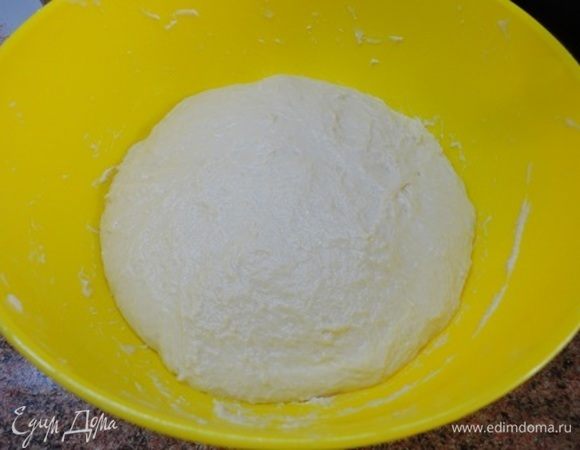 Вымешивать тесто надо не менее 20 минут. Оставить в тепле на 1,5–2 часа с одной обминкой.