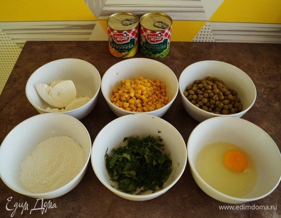 Подготовить ингредиенты. Слить воду с кукурузы и горошка ТМ «Фрау Марта». Промыть зелень и порубить.