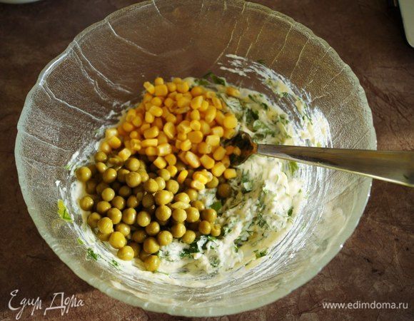 Добавить горошек и кукурузу, перемешать.