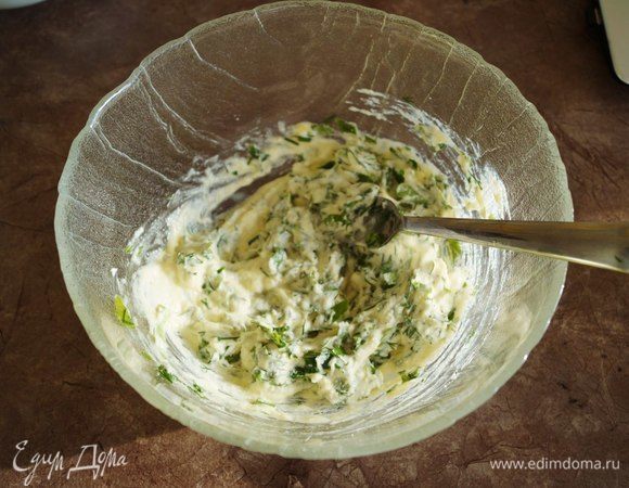 Вмешать в смесь рубленую зелень, я взяла петрушку и укроп.